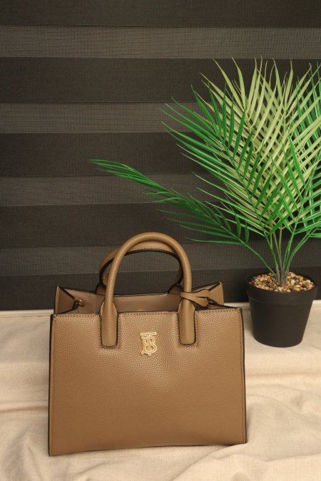 شنطة burberry.