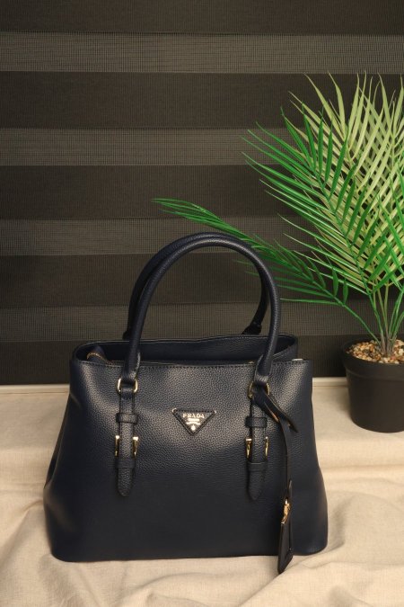 شنطة Prada.