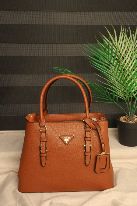 شنطة Prada.