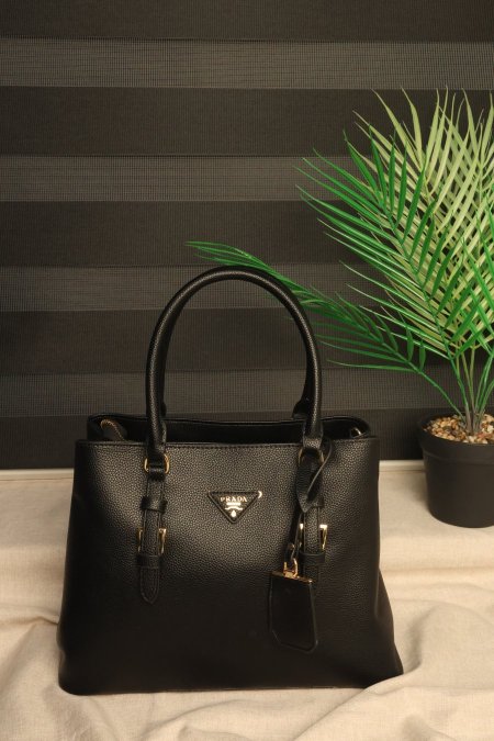 شنطة Prada.