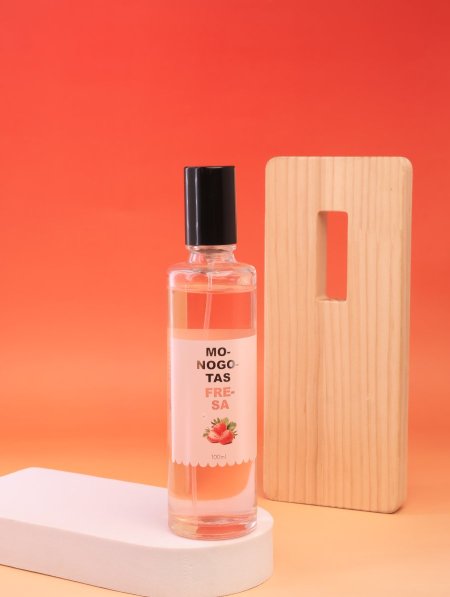 عطر شعر مميزة وفاخر برائحة الفراولة.