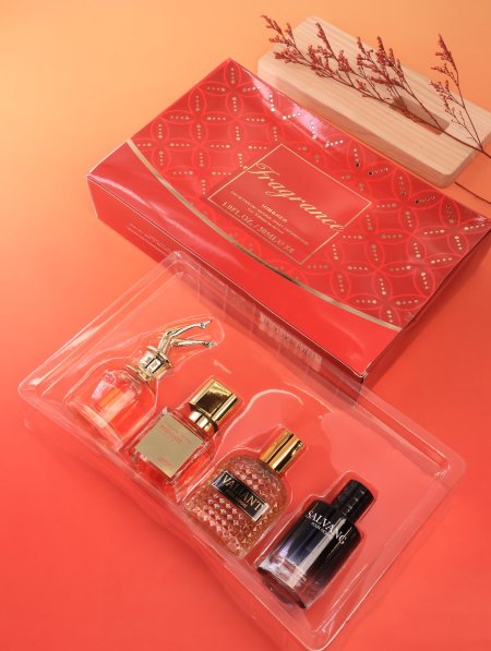 بكج عطور فاخر بروائح مختلفة.