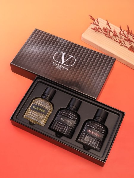 بكج عطور فاخر من VALENTINO.