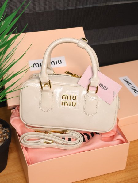 شنطة Miu Miu.