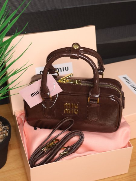 شنطة Miu Miu.
