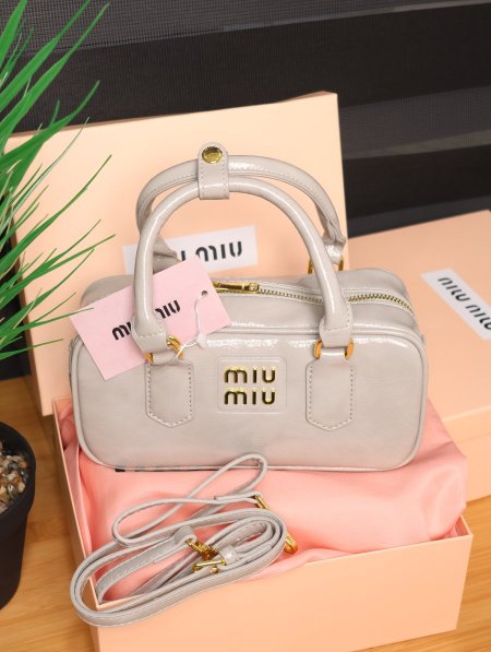 شنطة Miu Miu.