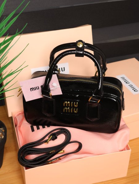 شنطة Miu Miu.