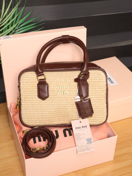شنطة Miu Miu.