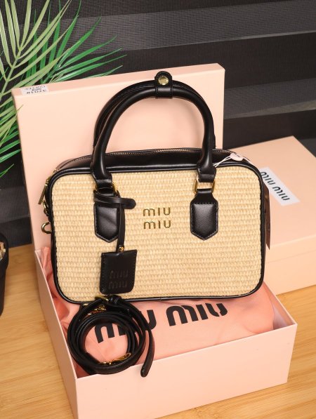 شنطة Miu Miu.
