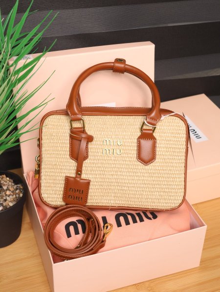 شنطة Miu Miu.