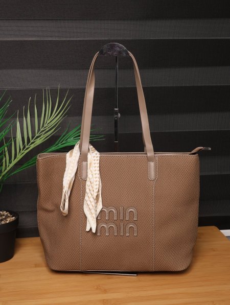 شنطة Tote واسعة من Min Min.