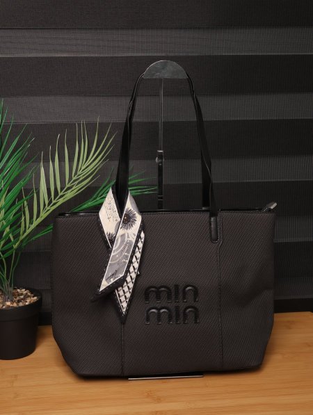 شنطة Tote واسعة من Min Min.