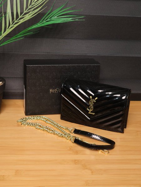 شنطة YSL باللون الأسود اللامع.