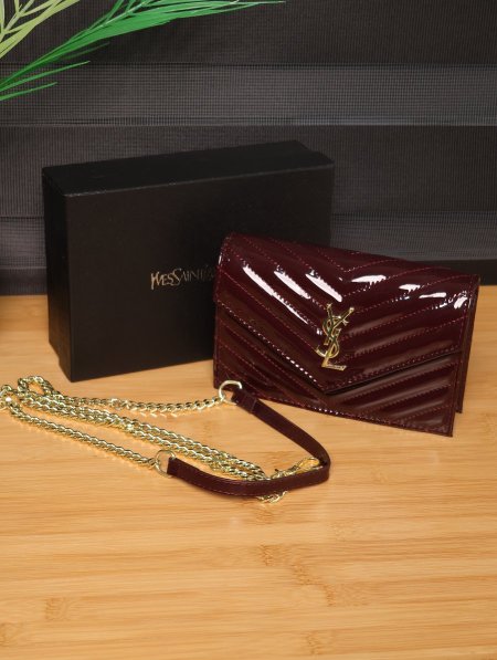 شنطة YSL باللون البرغندي اللامع.