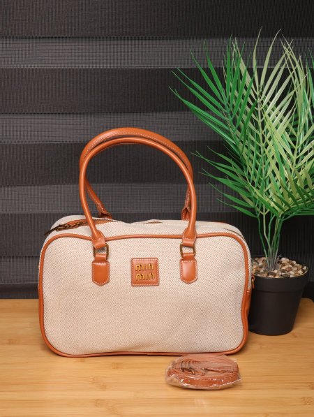 شنطة Miu Miu.