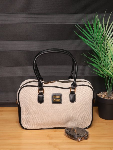 شنطة Miu Miu.