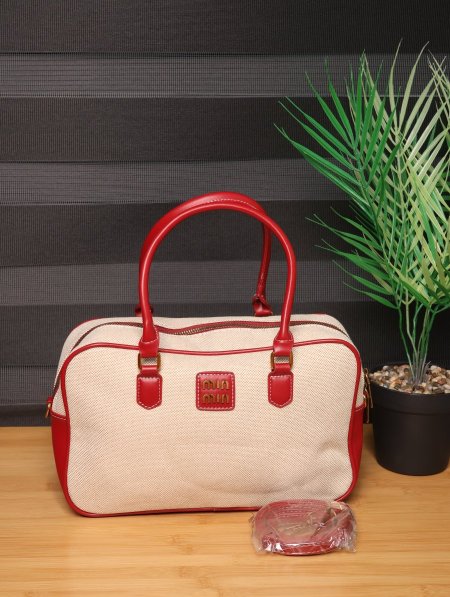 شنطة Miu Miu.