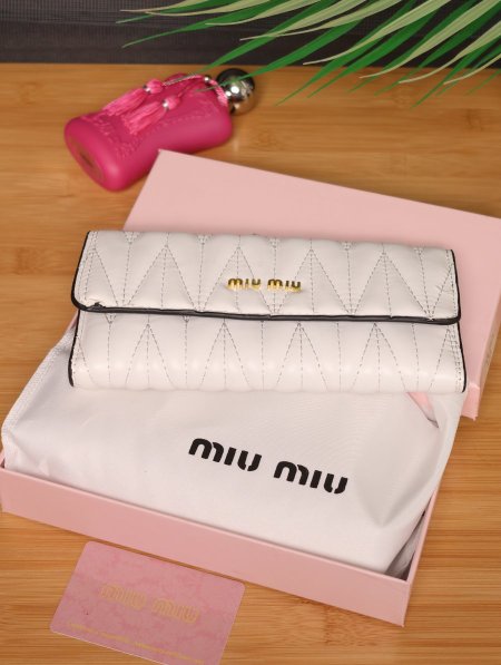 جزدان نسائي فاخر من Miu Miu.