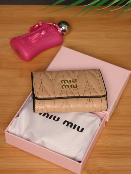 جزدان نسائي فاخر من Miu Miu.