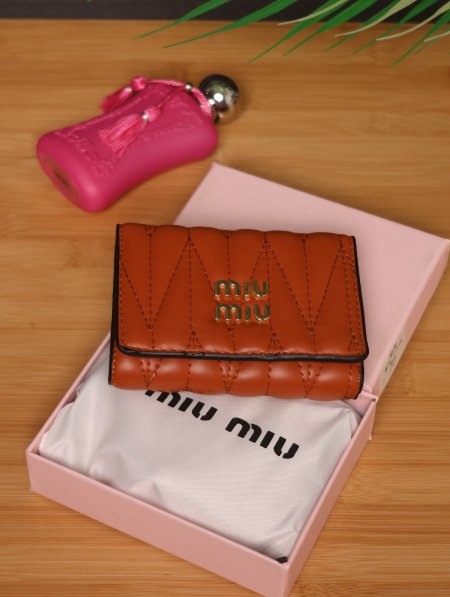 جزدان نسائي فاخر من Miu Miu.
