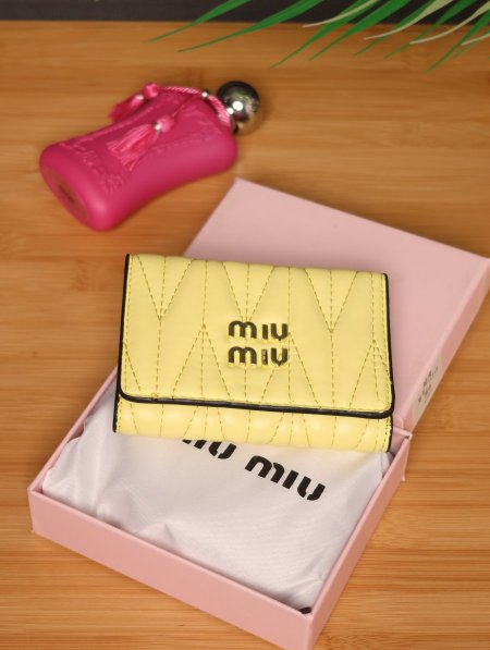 جزدان نسائي فاخر من Miu Miu.