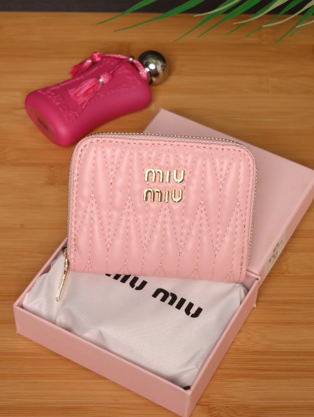 جزدان نسائي فاخر من Miu Miu.