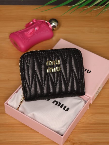 جزدان نسائي فاخر من Miu Miu.