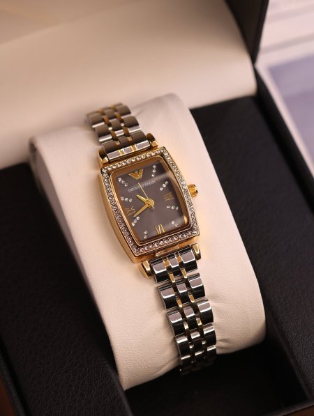 ساعة  Emporio Armani.
