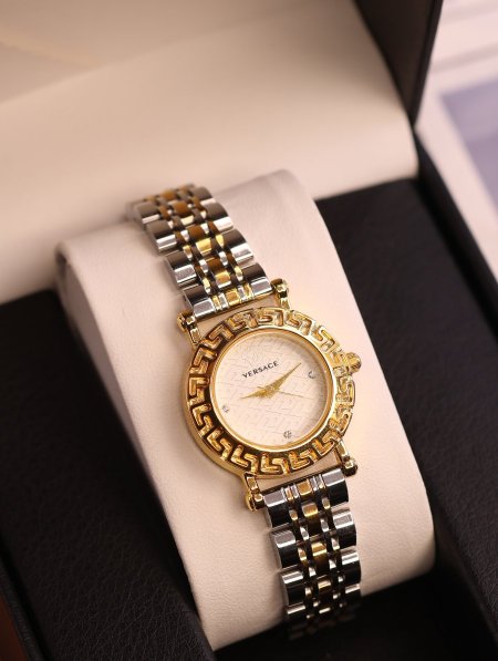 ساعة Versace.