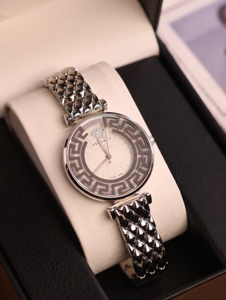 ساعة Versace.