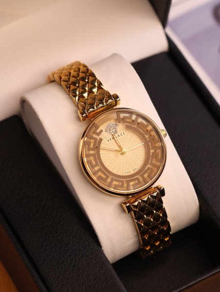 ساعة Versace.