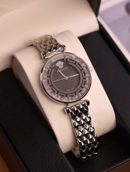 ساعة Versace.