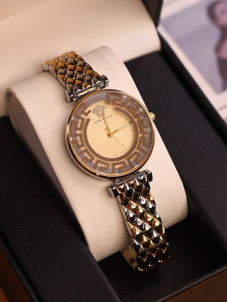 ساعة Versace.
