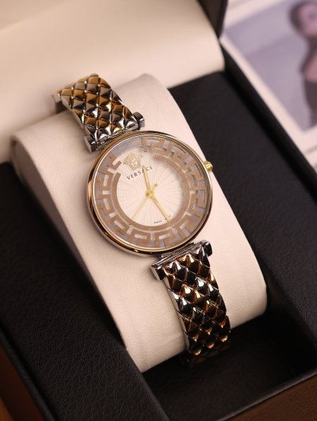 ساعة Versace.
