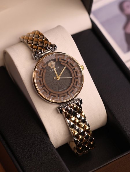 ساعة Versace.