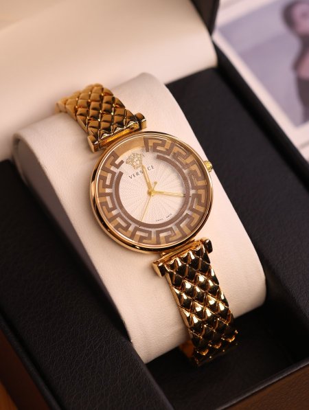 ساعة Versace.