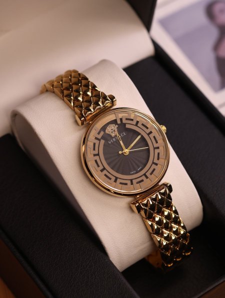 ساعة Versace.