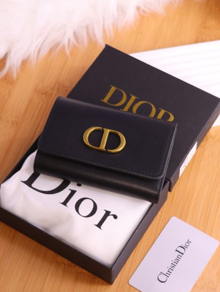 جزدان ديور (Dior).