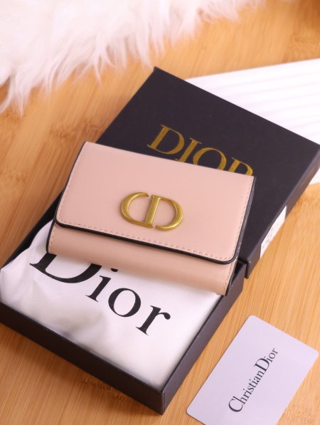 جزدان ديور (Dior).