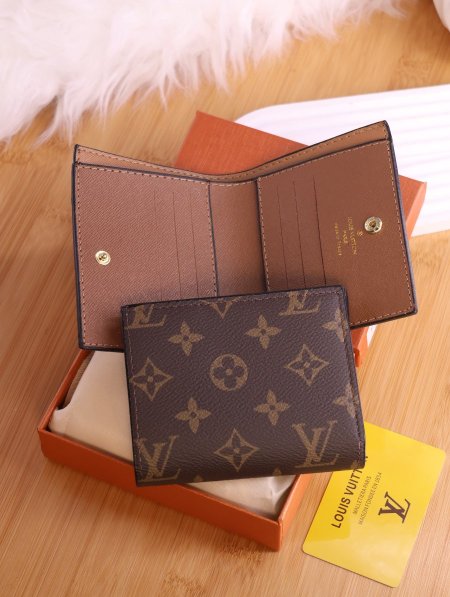 جزدان لويس فويتون (Louis Vuitton).