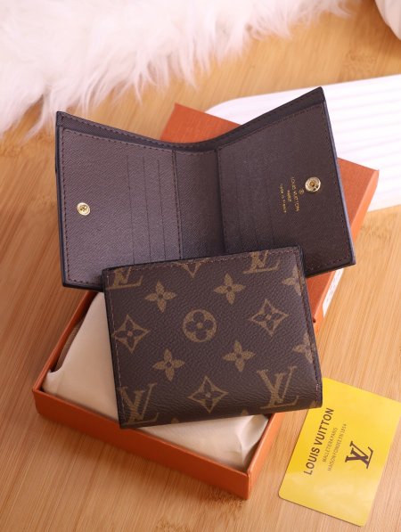 جزدان لويس فويتون (Louis Vuitton).