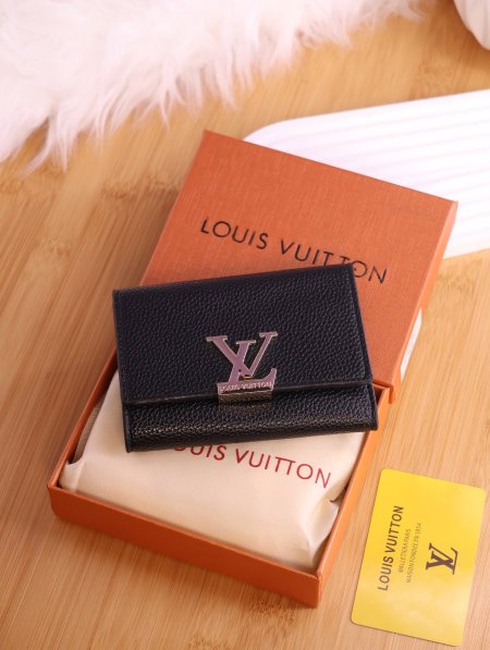 جزدان لويس فويتون (Louis Vuitton).