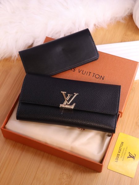 جزدان لويس فويتون (Louis Vuitton).