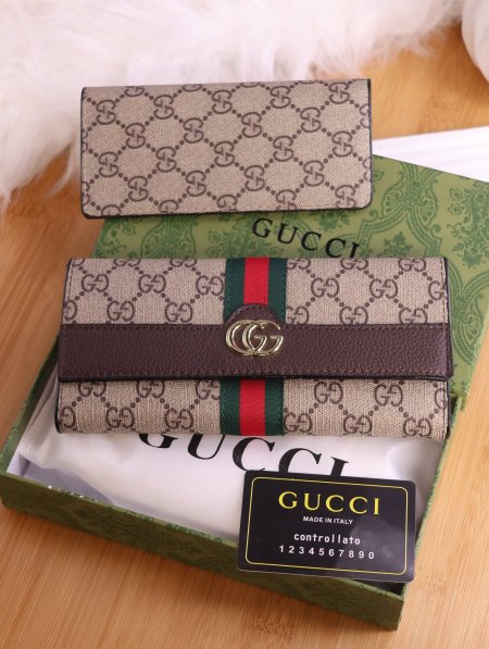 جزدان غوتشي (Gucci).