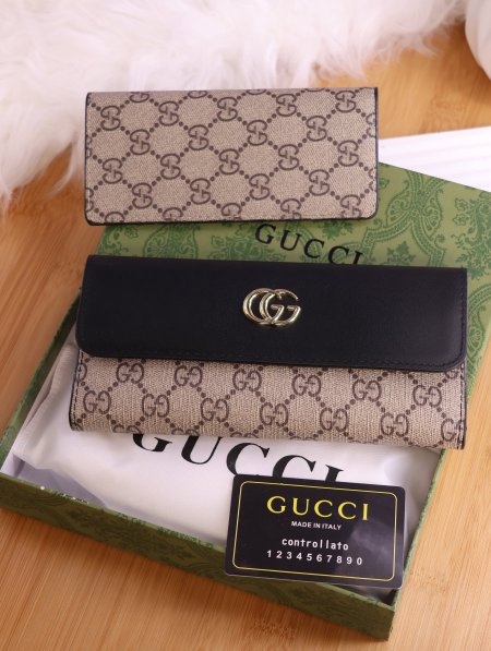 جزدان غوتشي (Gucci).