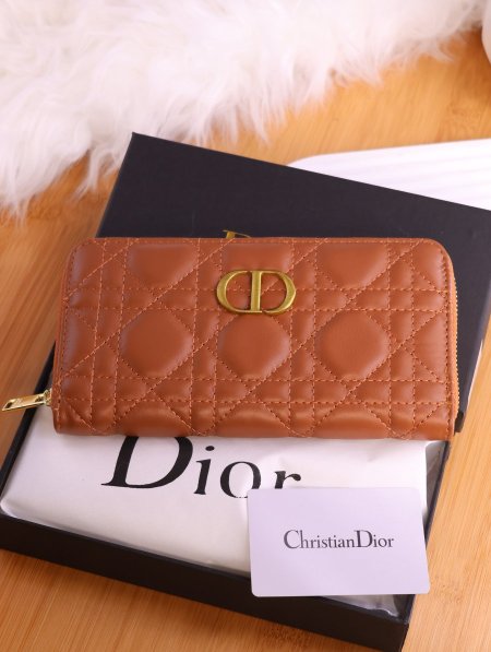 جزدان ديور (Dior).