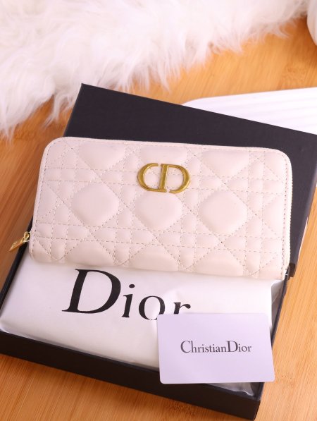 جزدان ديور (Dior).
