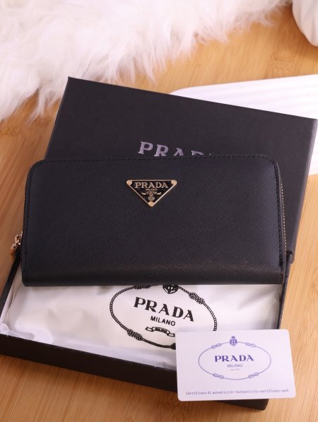 جزدان برادا (Prada).
