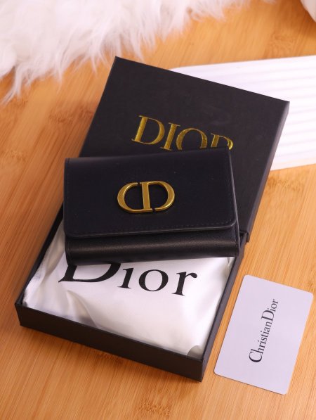جزدان ديور (Dior).