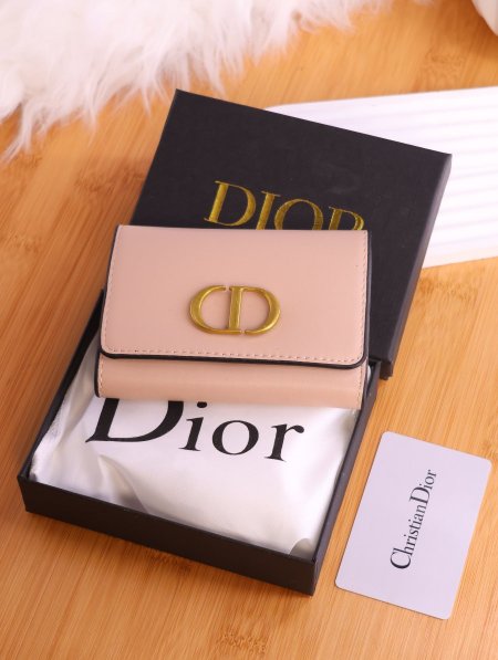 جزدان ديور (Dior).